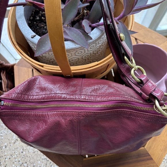 Purple patent leather coach shoulder bag with adjustable strap - Picture 10 of 13